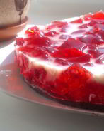 Шоколадный торт с молочно-клубничным желе