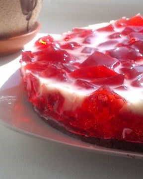 Шоколадный торт с молочно-клубничным желе