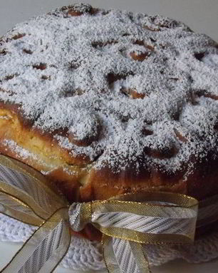 Торт из роз с заварным кремом и кусочками шоколада