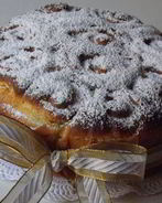 Торт из роз с заварным кремом и кусочками шоколада