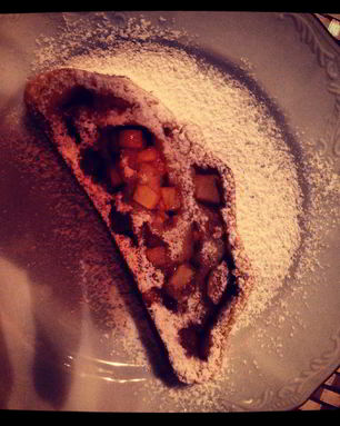 Яблочно-творожный рулет