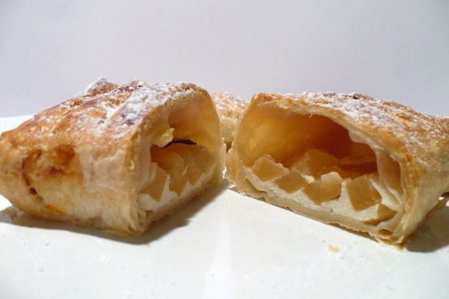 Рецепт яблочных слоек с творогома