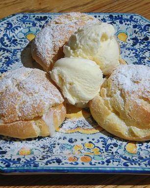 Профитроли с ванильным кремом и мороженым