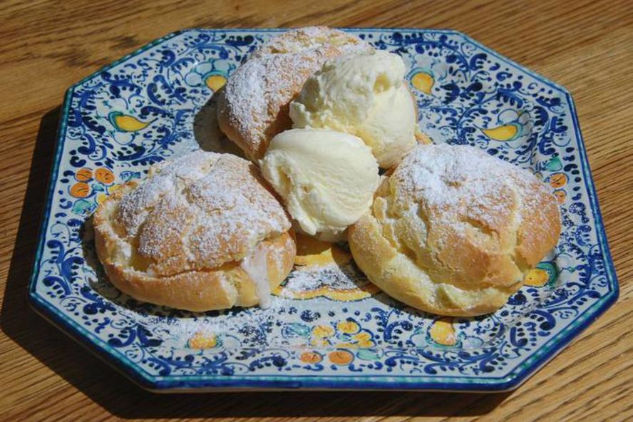 Рецепт профитролей с ванильныма кремома и мороженыма