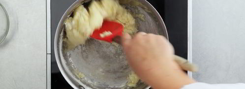 профитроли с заварным кремом и карамельным соусом. Шаг 4