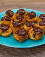 Профитроли с заварным кремом и шоколадом