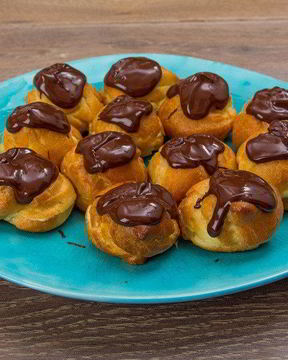 Профитроли с заварным кремом и шоколадом