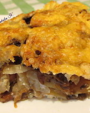 Картофельная запеканка с сосисками и грибами