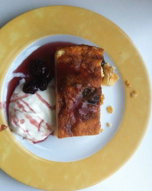 Творожная запеканка с манной кашей и изюмом