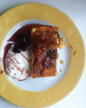 Творожная запеканка с манной кашей и изюмом