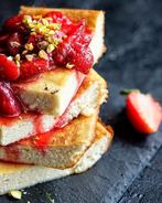 Творожная запеканка с натуральной ванилью, клубничным соусом и фисташками