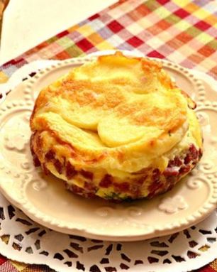 Яичная запеканка с колбасой и зеленью