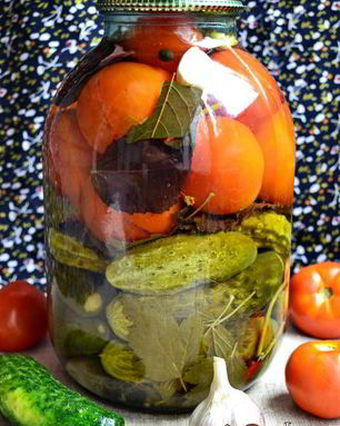 Ассорти из огурцов и помидоров с базиликом на зиму