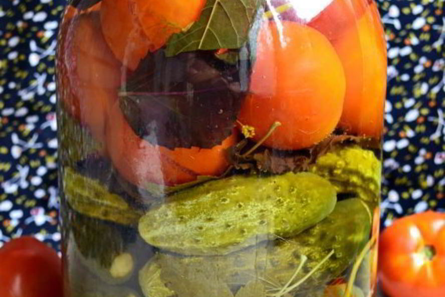 Рецепт ассорти из огурцов и помидоров с базиликом на зиму