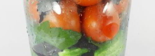 ассорти из огурцов и помидоров с базиликом на зиму. Шаг 3