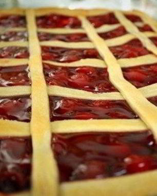 Чизкейк из слоеного теста с вишневым джемом