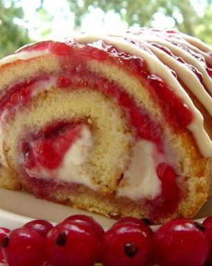 Рулет с рикоттой и смородиновым джемом