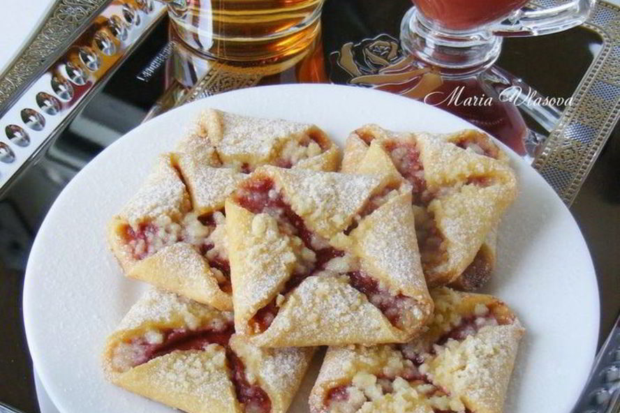 Рецепт творожные конвертики с клубничным джемом и крошкой