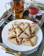 Творожные конвертики с клубничным джемом и крошкой