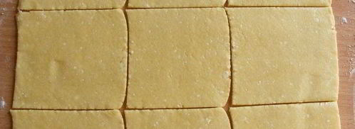 творожные конвертики с клубничным джемом и крошкой. Шаг 3