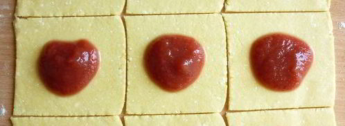 творожные конвертики с клубничным джемом и крошкой. Шаг 4