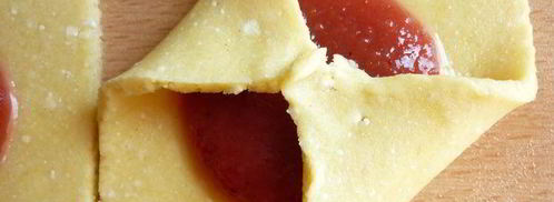 творожные конвертики с клубничным джемом и крошкой. Шаг 5