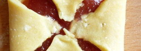 творожные конвертики с клубничным джемом и крошкой. Шаг 6