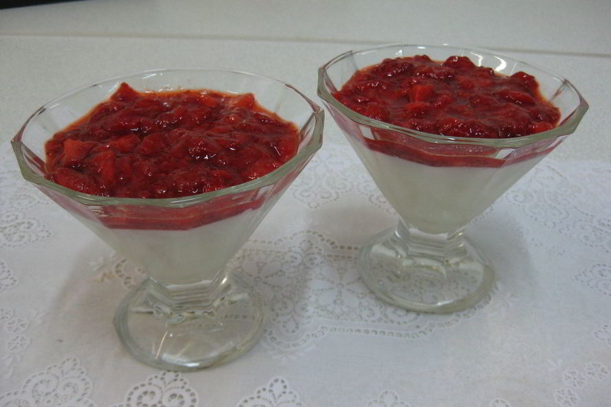 Рецепт ванильный пудинг с джемом из клубники