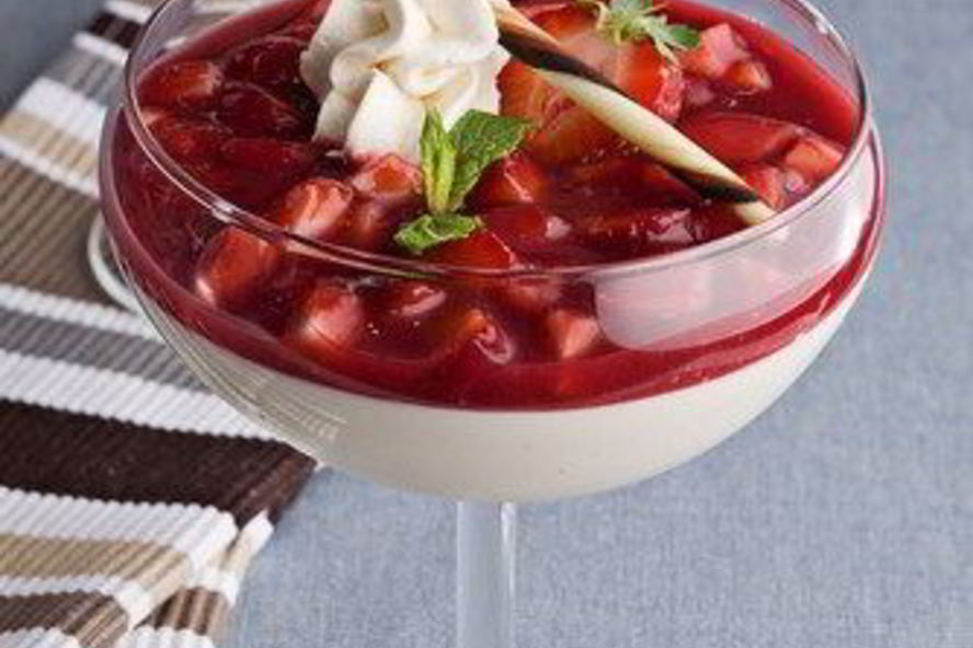 Рецепт ванильный пудинг с джемом из свежей клубники