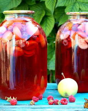 Компот из яблок, абрикос и ежевики