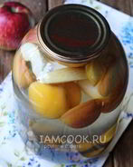 Компот с яблоками, сливами и персиками на зиму