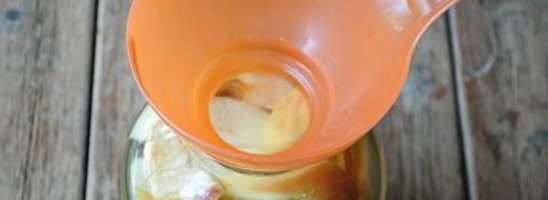 компот с яблоками, сливами и персиками на зиму. Шаг 11