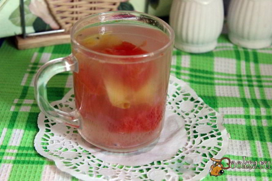 Рецепт летний компот с арбузом, яблоком и ягодами