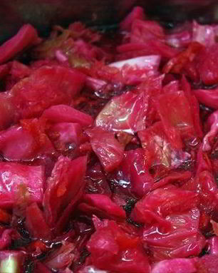 Маринованная капуста кусочками со свеклой