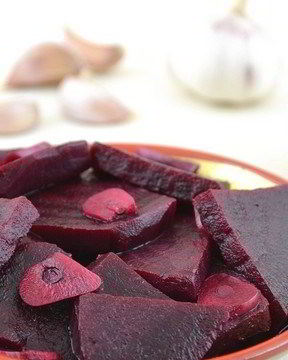 Маринованная свекла с чесноком