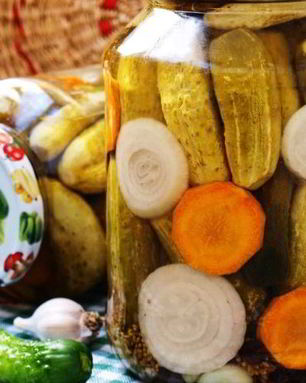 Маринованные огурцы с морковью