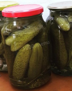 Маринованные огурцы в банках с гвоздикой