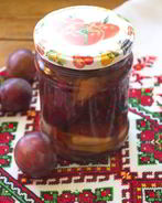 Маринованные сливы с чесноком