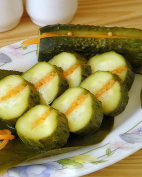 Огурцы маринованные с морковью