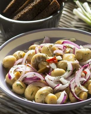 Шампиньоны с луком маринованные