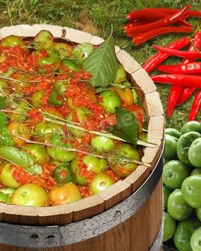 Зеленые помидоры в бочке