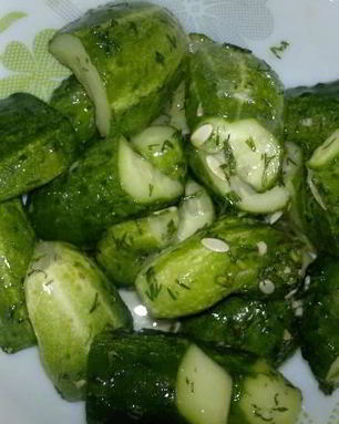 Быстрые малосольные огурцы в пакете с чесноком