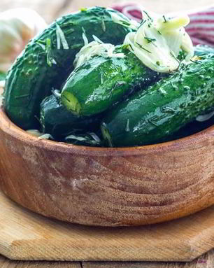 Малосольные огурцы с чесноком