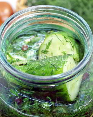 Малосольные огурцы в банке