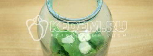 малосольные огурцы в банке. Шаг 3