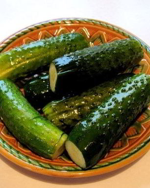 Малосольные огурцы в кастрюле