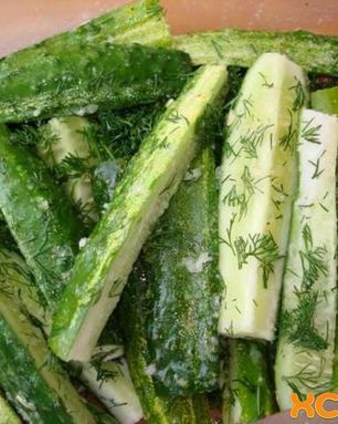 Малосольные огурцы засоленные в пакете