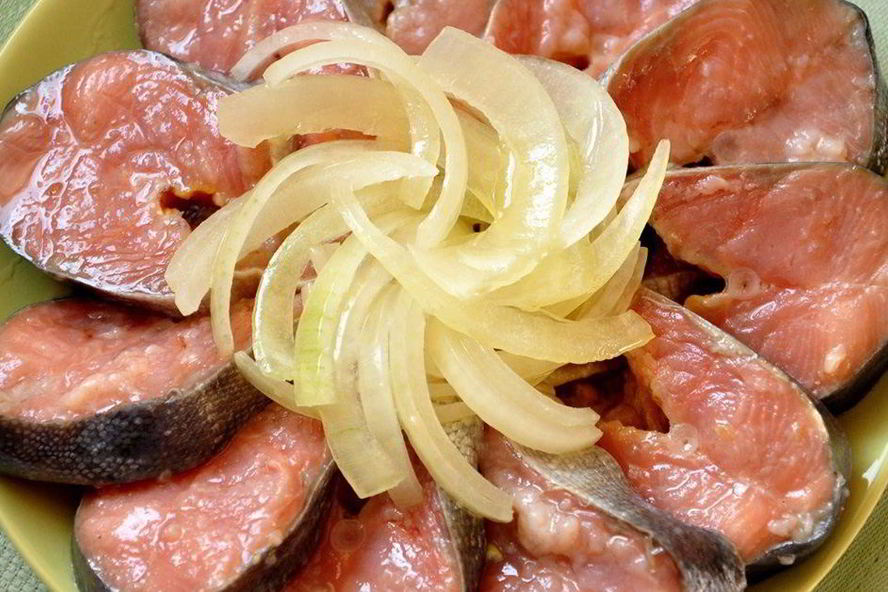 Рецепт соленая горбуша с луком