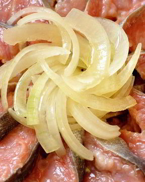 Соленая горбуша с луком