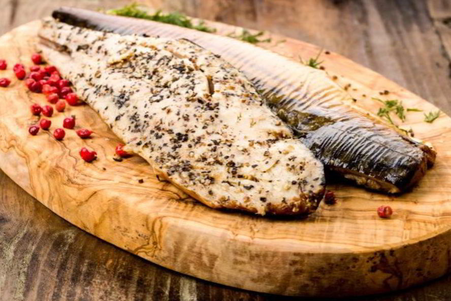 Рецепт соленая скумбрия с розовым перцем